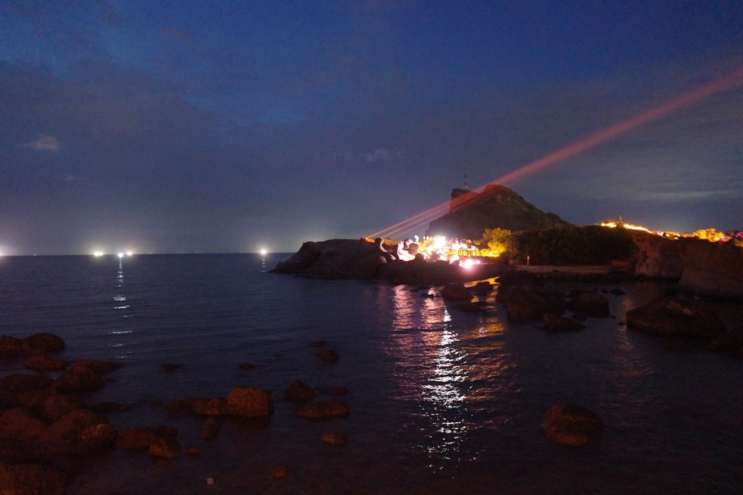 Marquesina iluminada de un festival de cine junto al mar por la noche