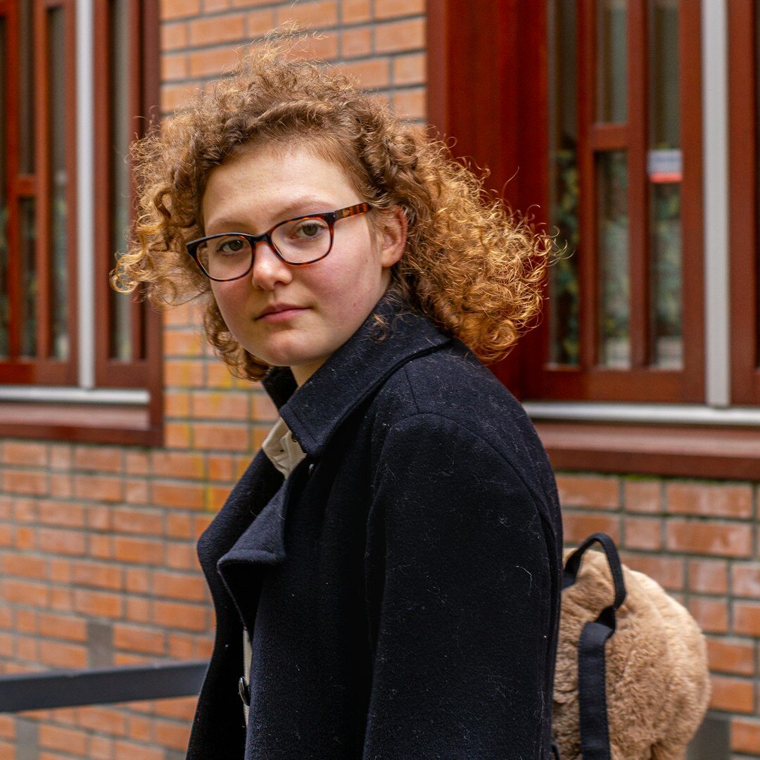 Retrato profesional de una editora de cultura argentina con cabello rizado