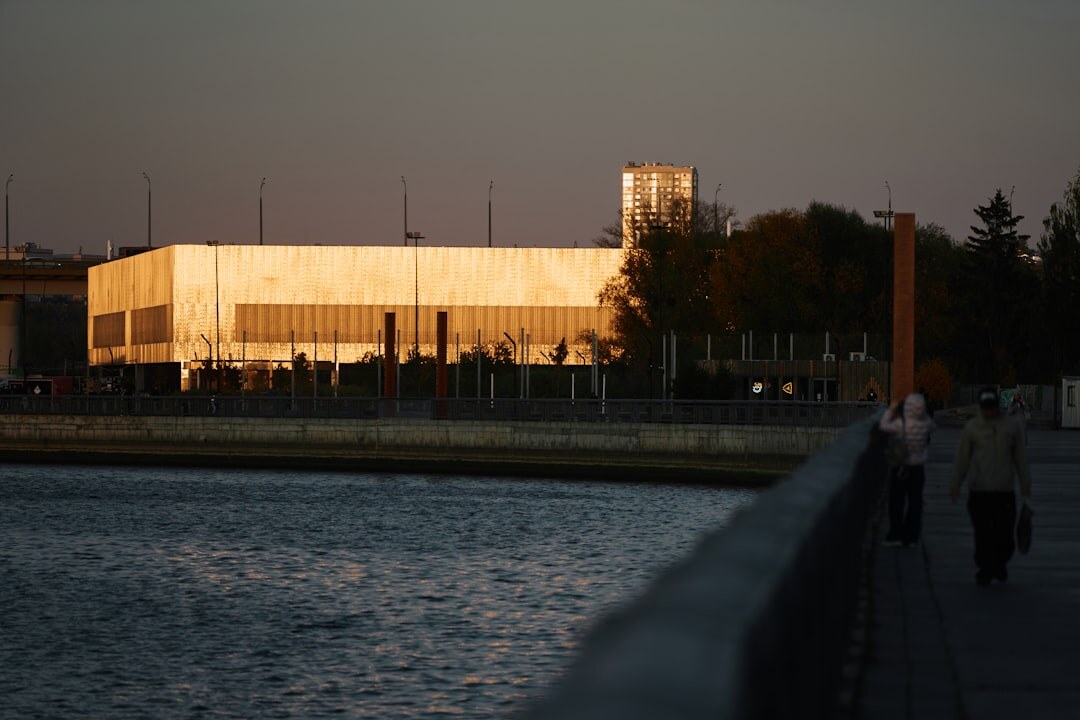 Fachada iluminada de un centro cultural porteño al atardecer