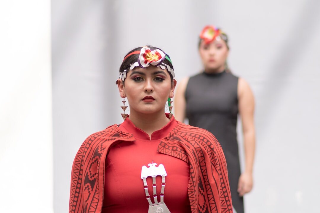 Modelos desfilando en una pasarela de la semana de la moda