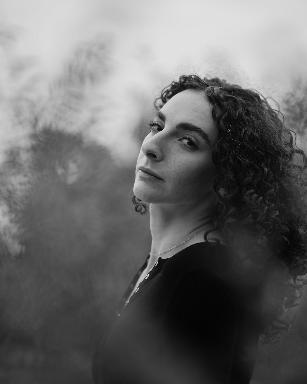 Retrato en blanco y negro de una actriz argentina con una pose elegante