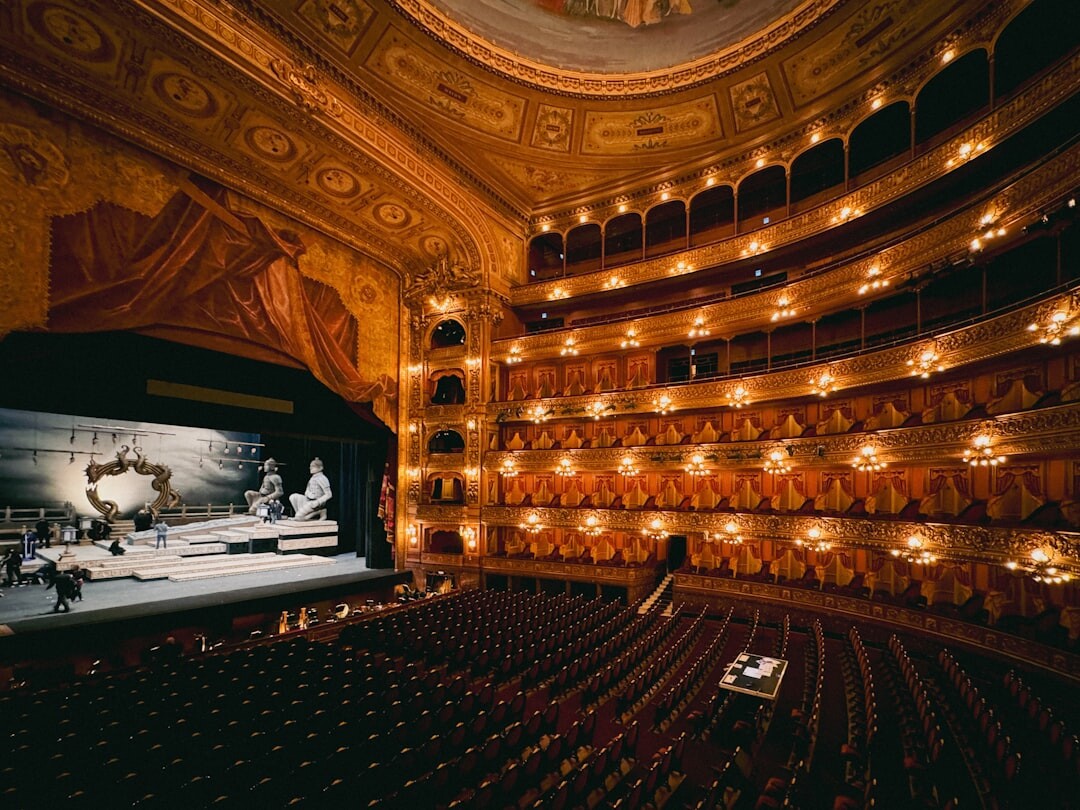 Alfombra roja en una gala nocturna frente al Teatro Colón de Buenos Aires