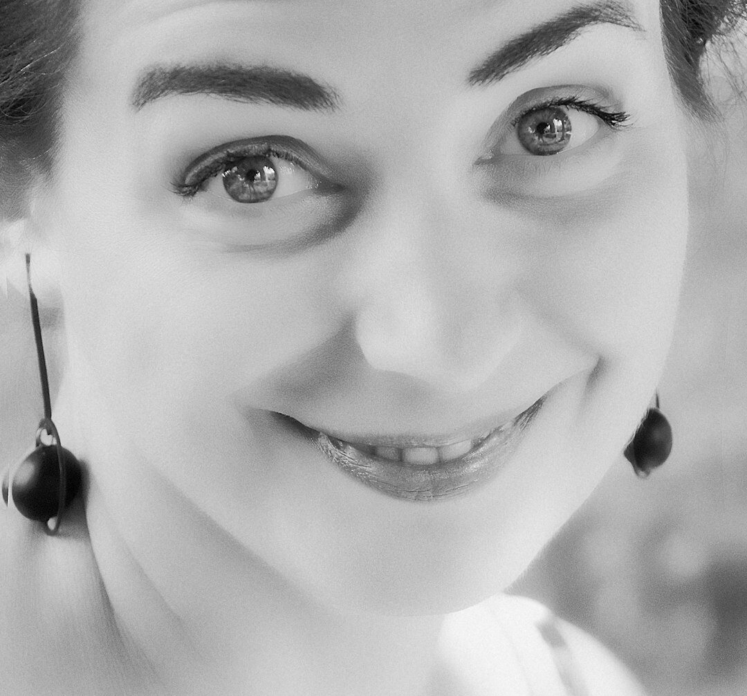 Retrato profesional de una editora argentina sonriendo