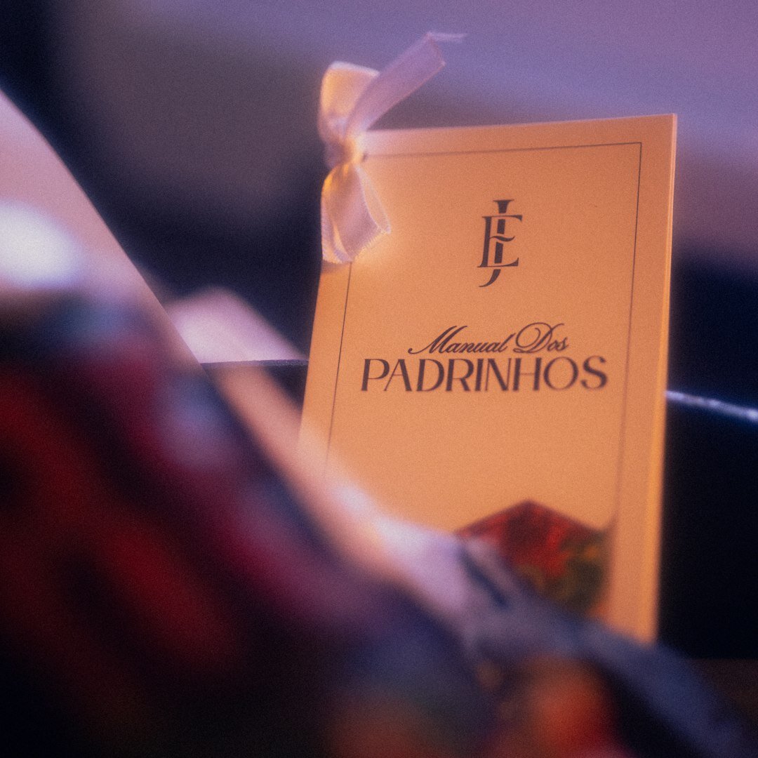 Detalle de cartera de cuero y pañuelo de seda