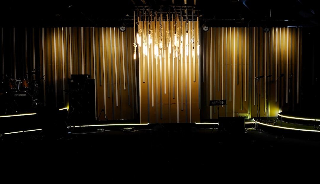 Escenario de una ceremonia de premios de televisión con luces doradas