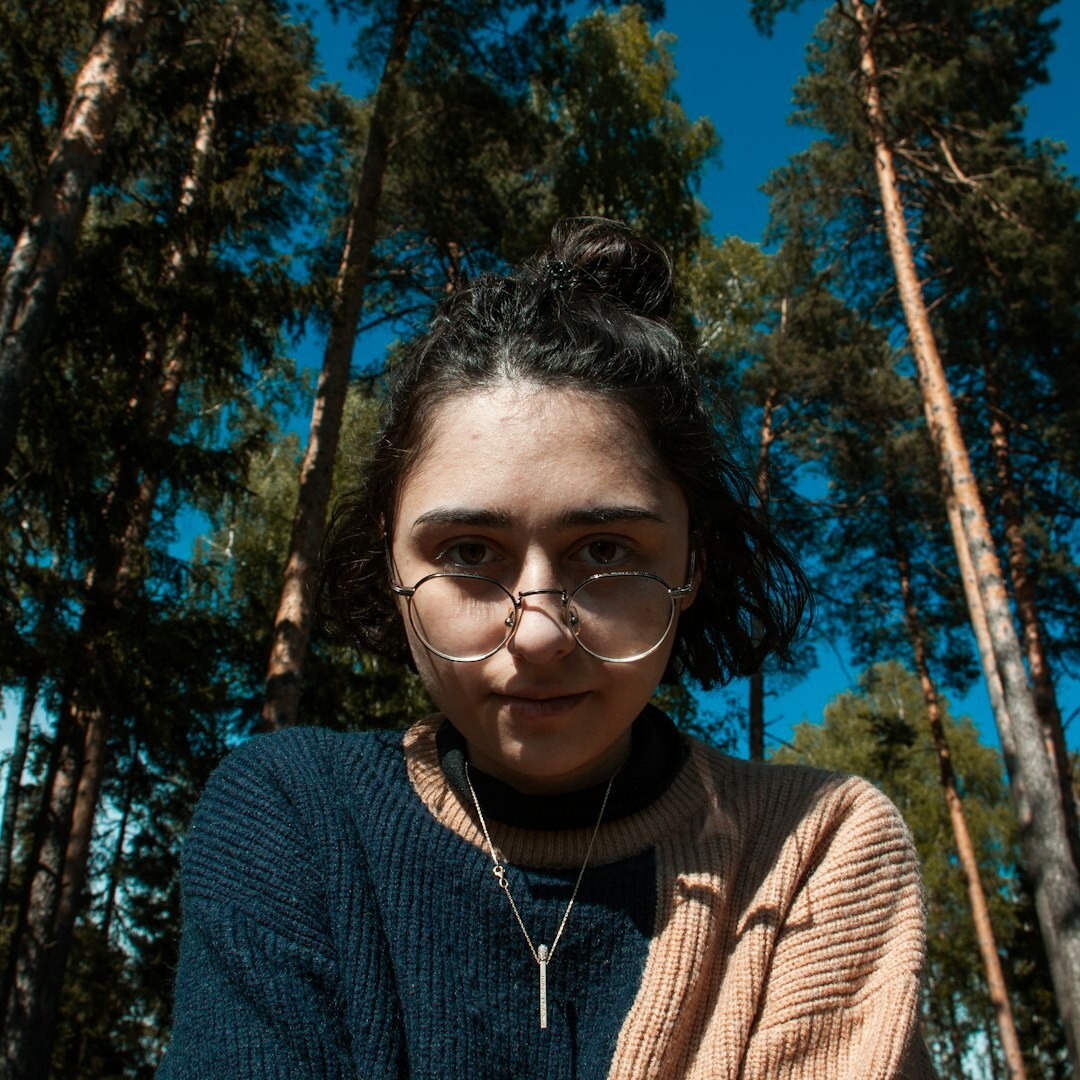 Retrato profesional de un editor de moda argentino con anteojos