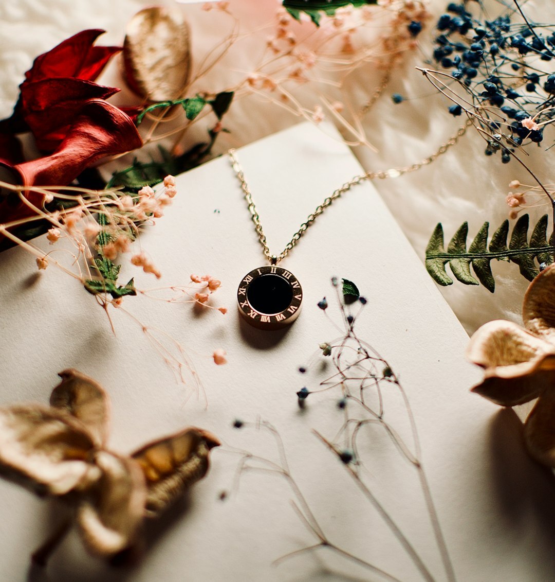 Detalle de joyas de oro y esmeraldas sobre terciopelo oscuro