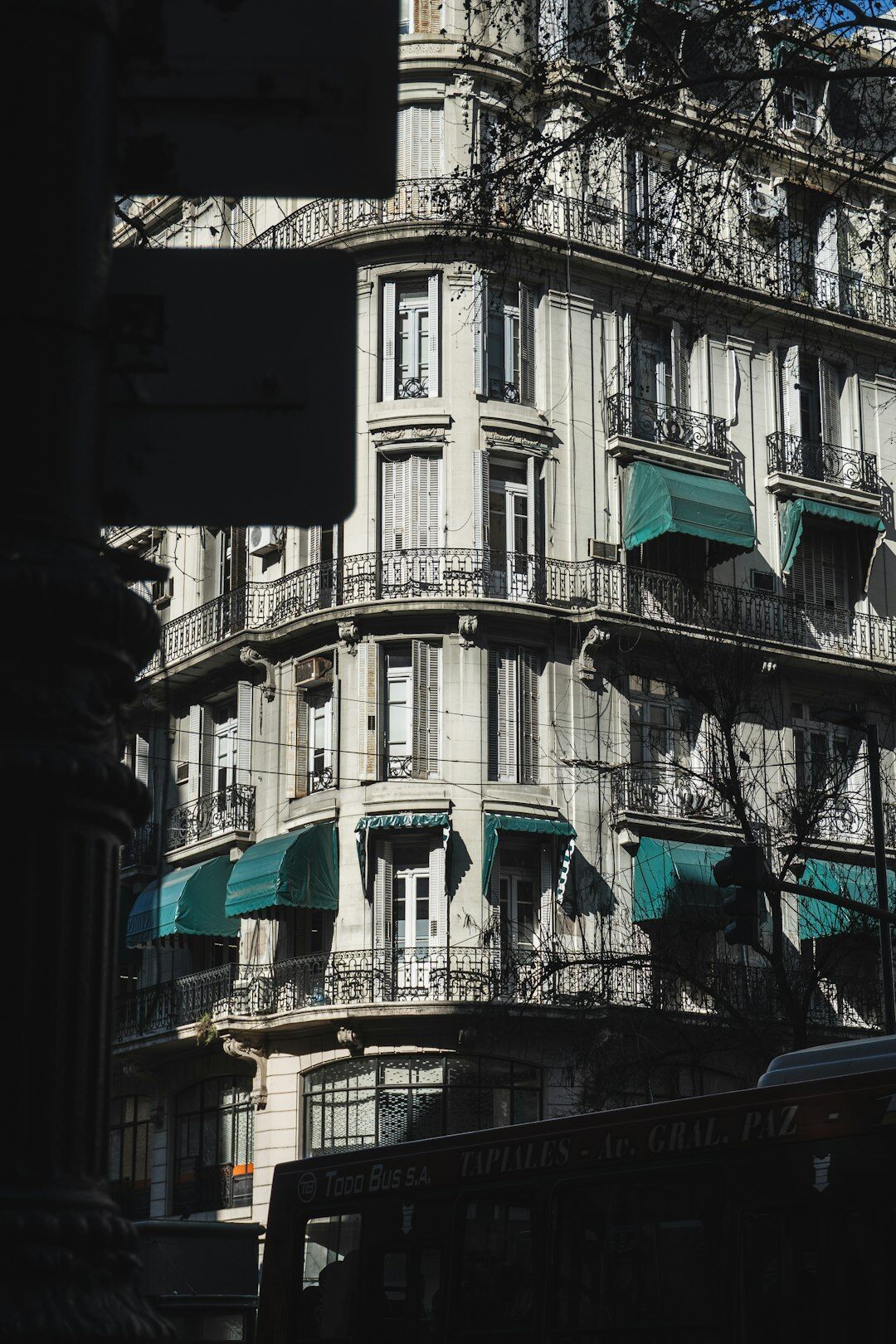 Modelo con abrigo entallado en una calle de Buenos Aires
