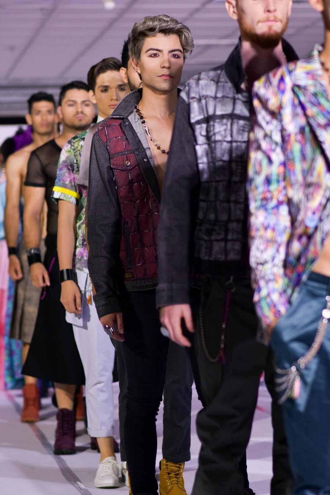 Modelo masculino con traje oscuro en un entorno urbano